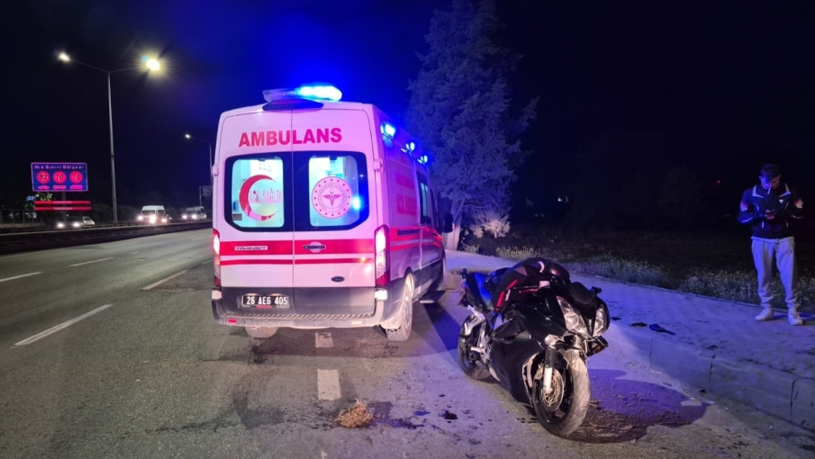 Eskişehir Çevre Yolu’nda motosiklet otomobile çarptı: 1 yaralı
